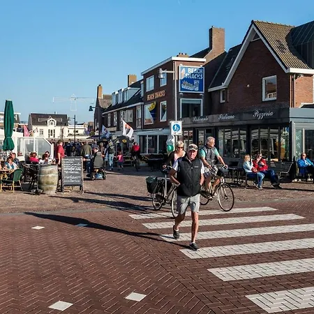 House Met Parkeerplaats In Het Centrum אגמונד אן זי