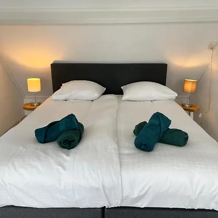 House Met Parkeerplaats In Het Centrum * אגמונד אן זי