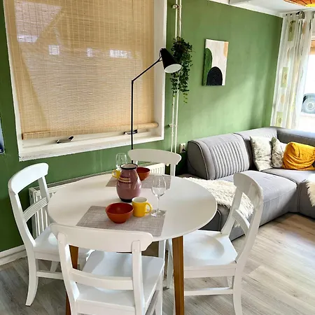 House Met Parkeerplaats In Het Centrum * אגמונד אן זי